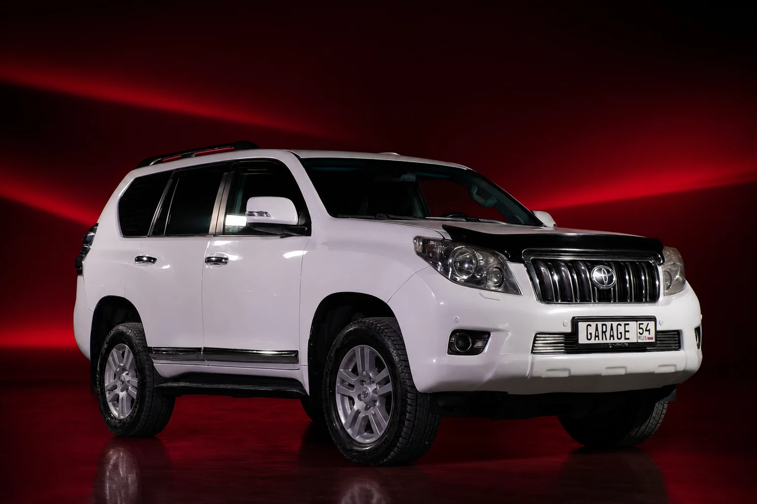 Белый Toyota Land Cruiser Prado 150, вид спереди